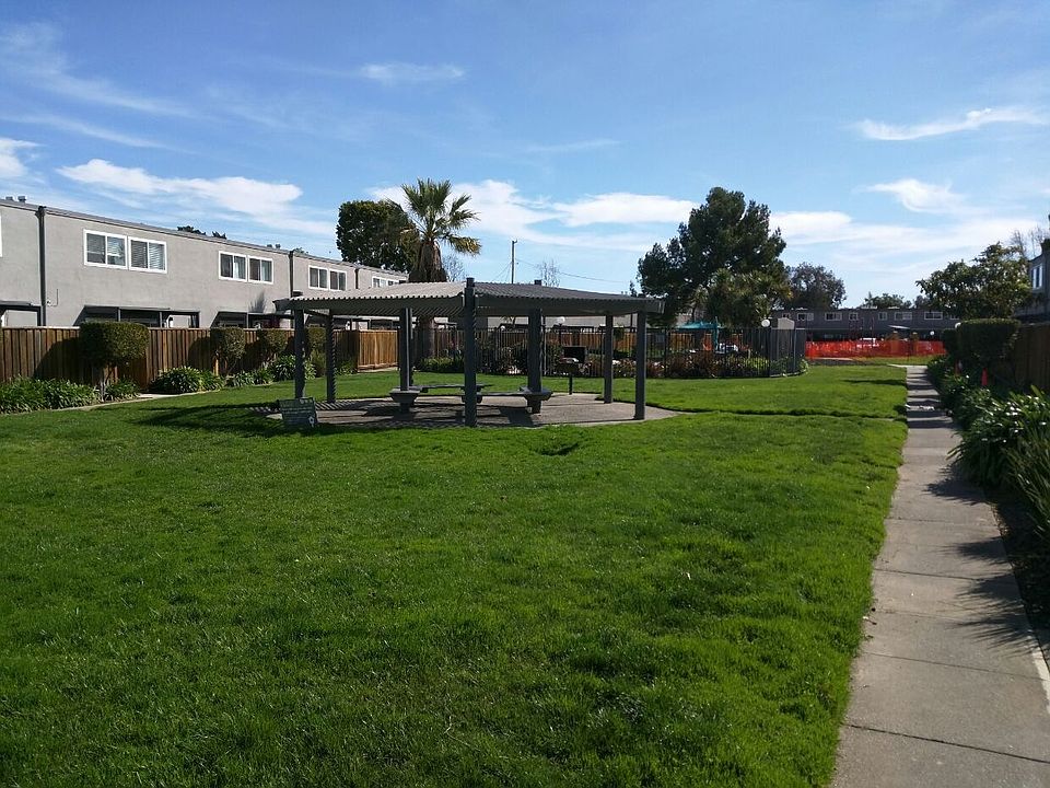 Well maintained community, Great ambiance with a Pool