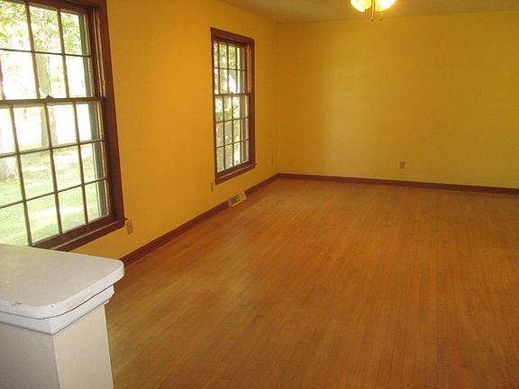 4th image of 2 Shady Ln