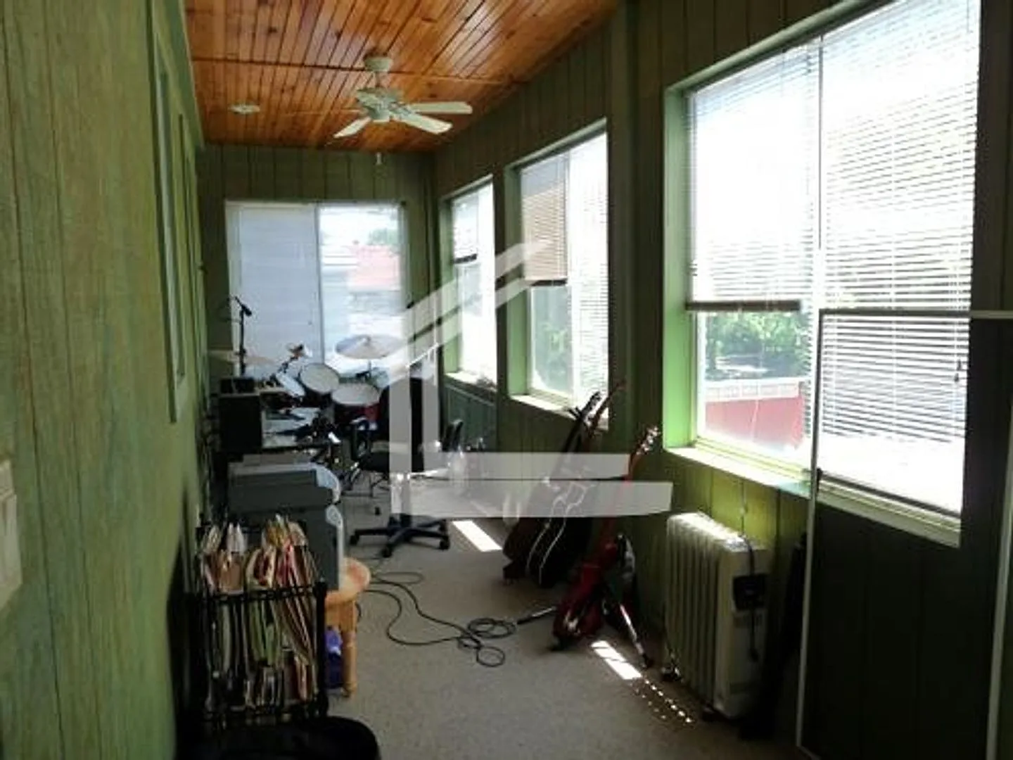 No Brokers Fee unit in Allston, Parking Included, Laundry on a Site, Eat-in Kitchen — Photo 2