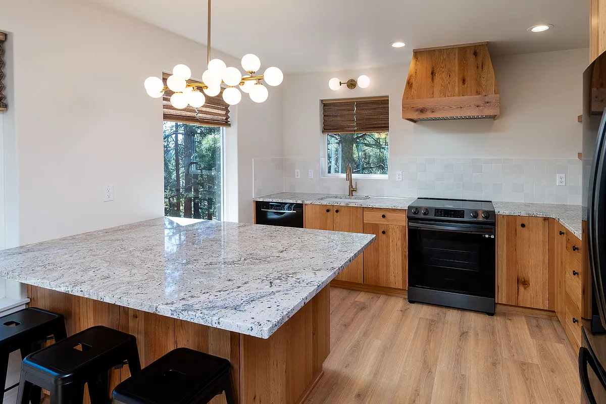 Photo 2 of 11 - 1844 SW Knoll Ave #2-D - Bend, OR Building Photo - 1844 SW Knoll Ave #2-D