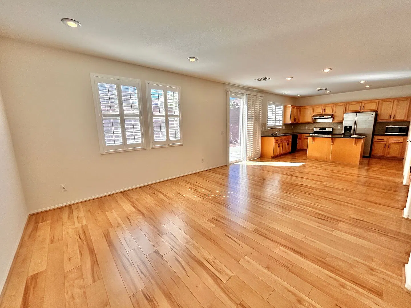 Spacious 3 bedroom home in Mountains Edge with a loft upstairs and den downstairs! Home features ... — Photo 2