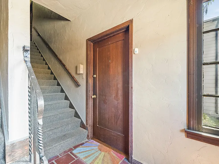 1136 Bennett Ave — Photo 5