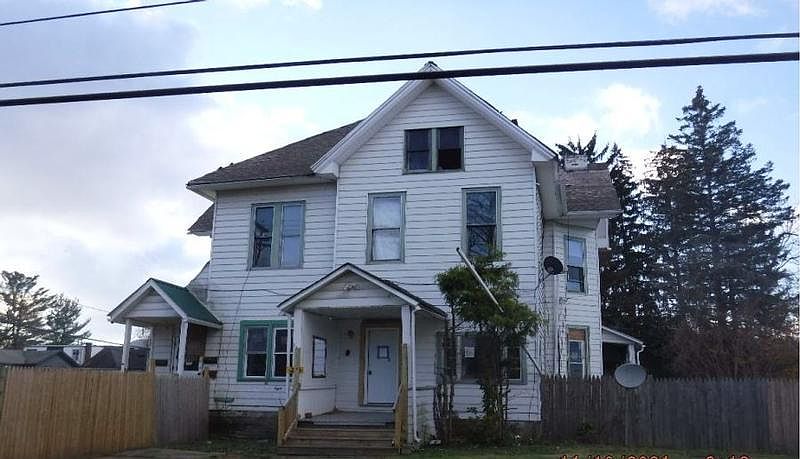 1st image of 128 E Henley St