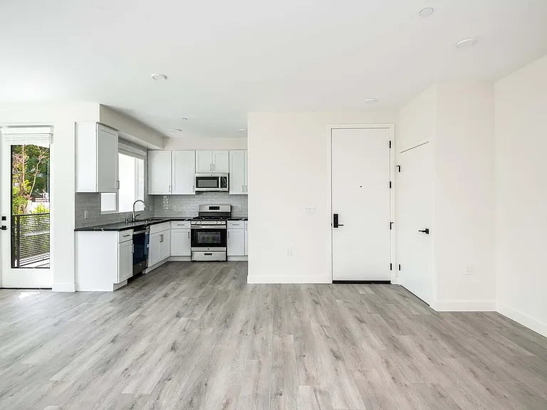 6120 Woodman Ave #102 — Photo 8