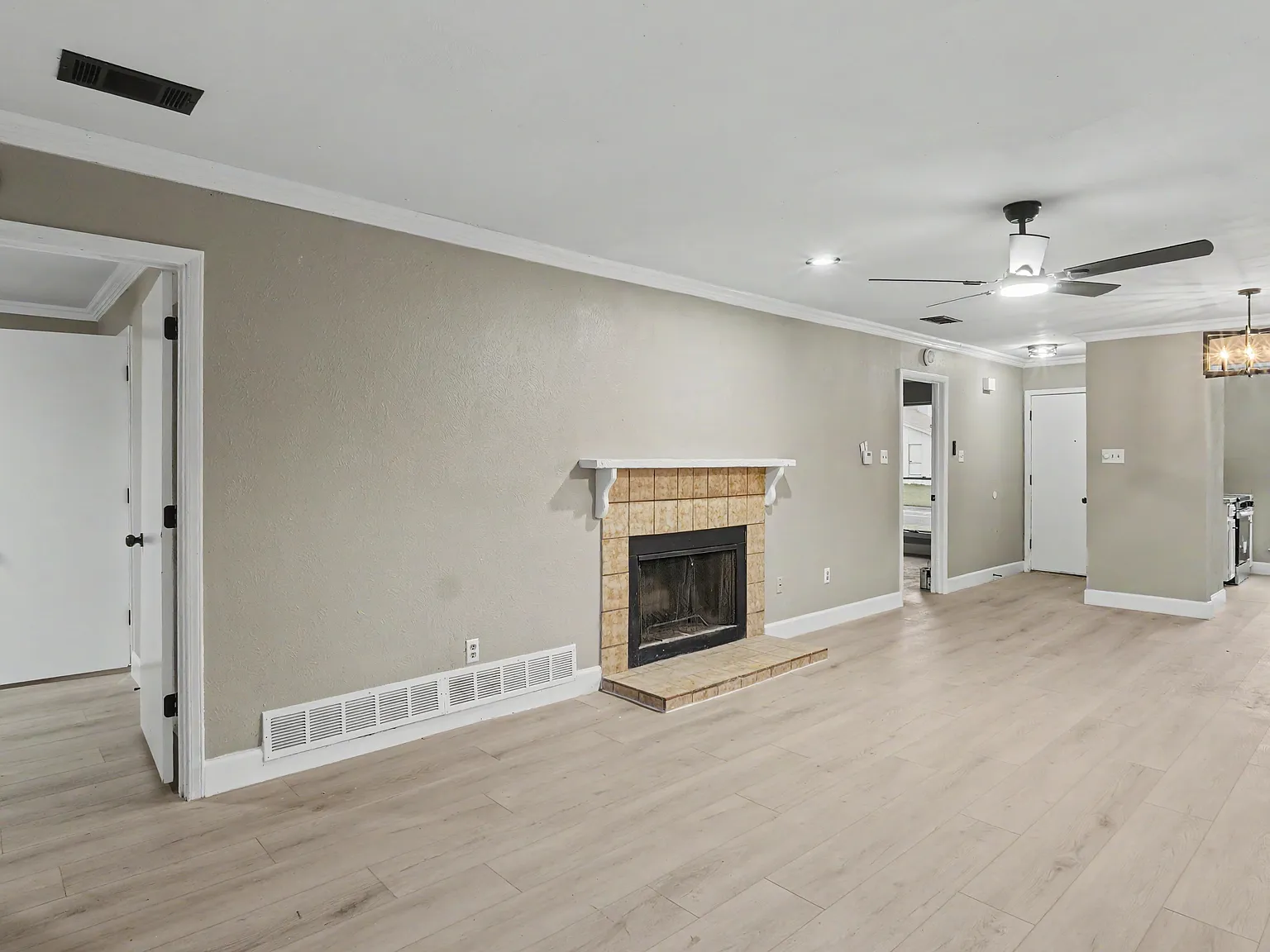 2 bed, 1.5 bath, 1037 sqft, $1,695 — Photo 3