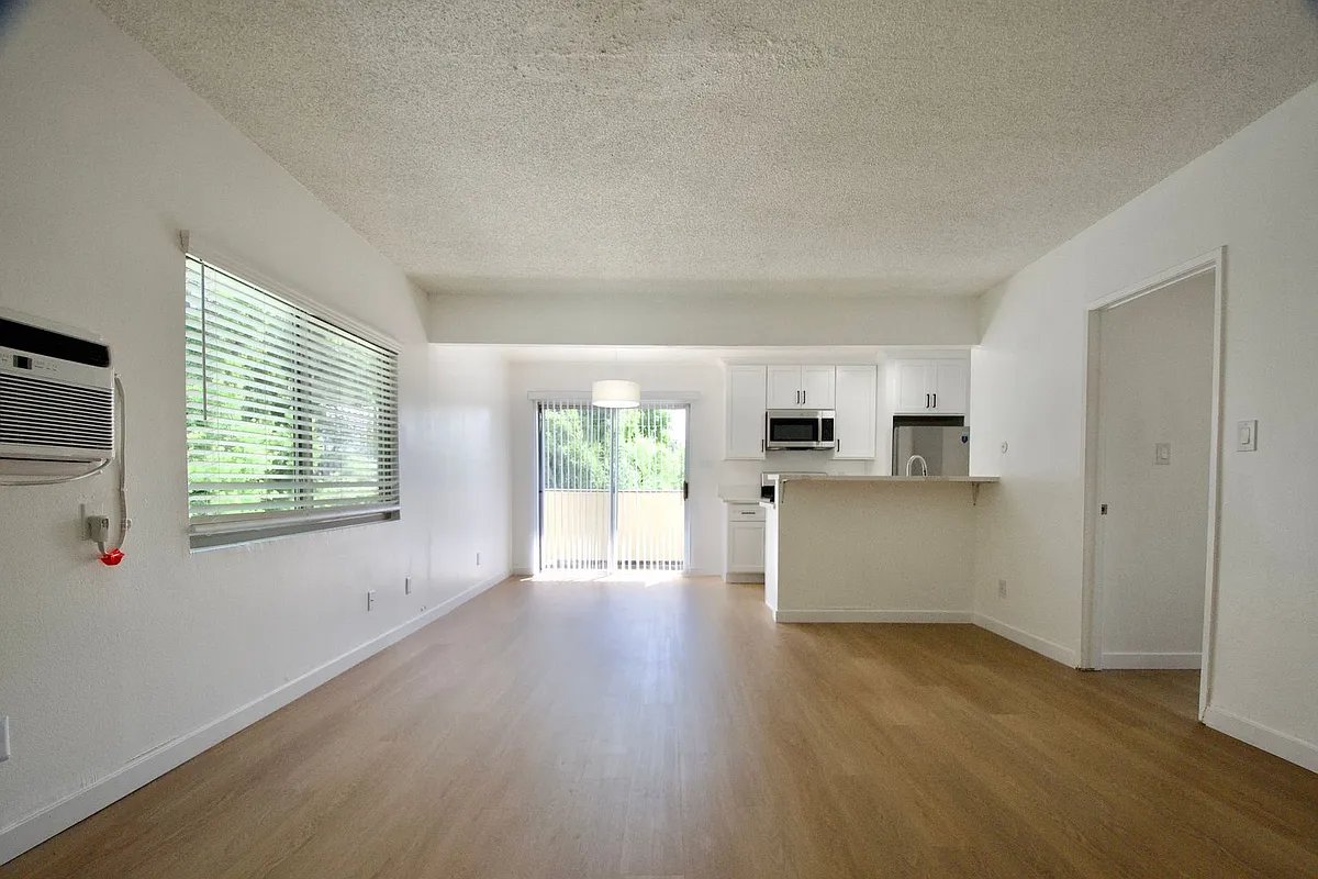 Building Photo - 5652