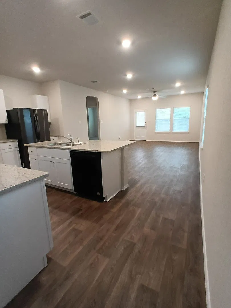 Charming 3-Bedroom, 2.5-Bath Home with Downstairs Primary in Stoney Creek Subdivision — Photo 2