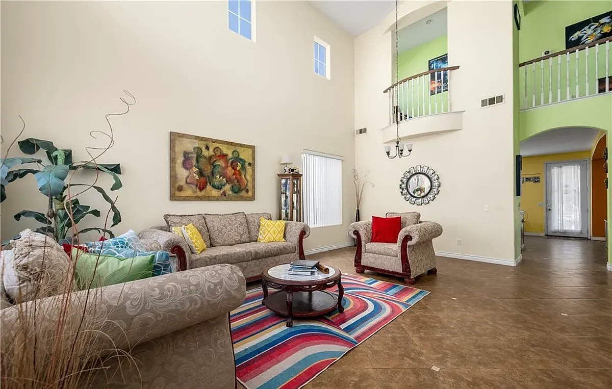 5 bed, 3000 sqft, $4,100 — Photo 4