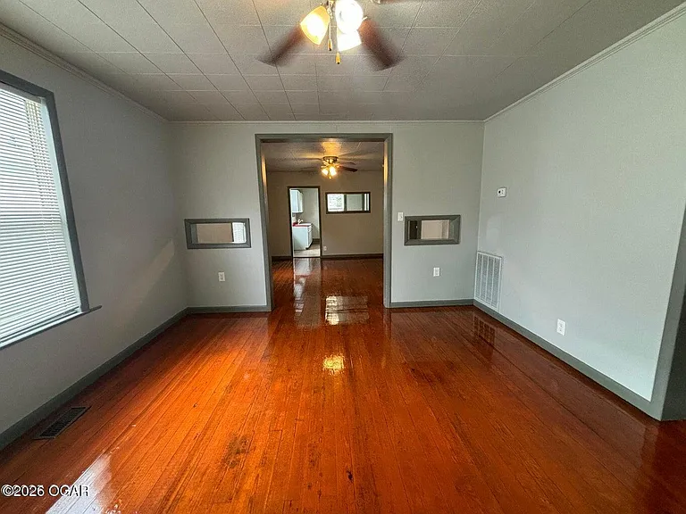 807 W 2nd St — Photo 3