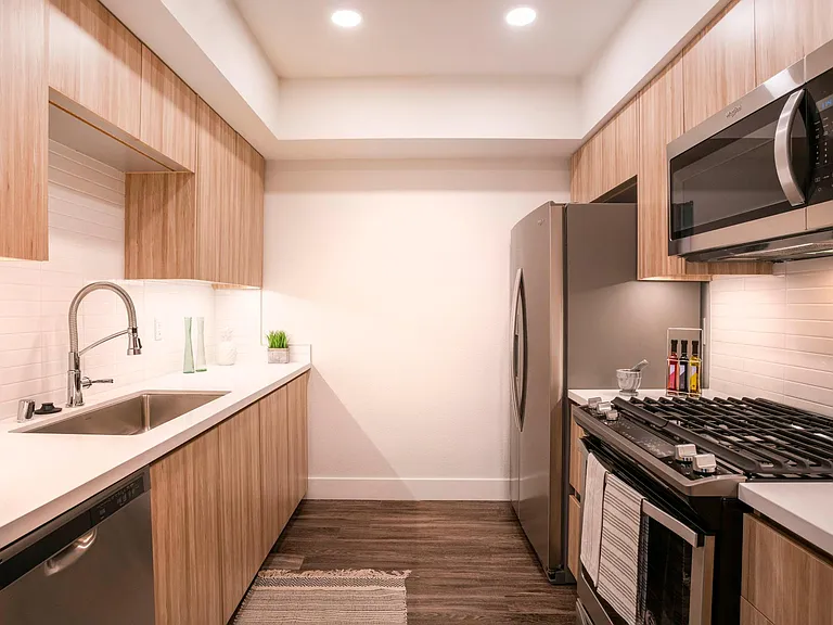 Living at Santa Monica — Photo 13