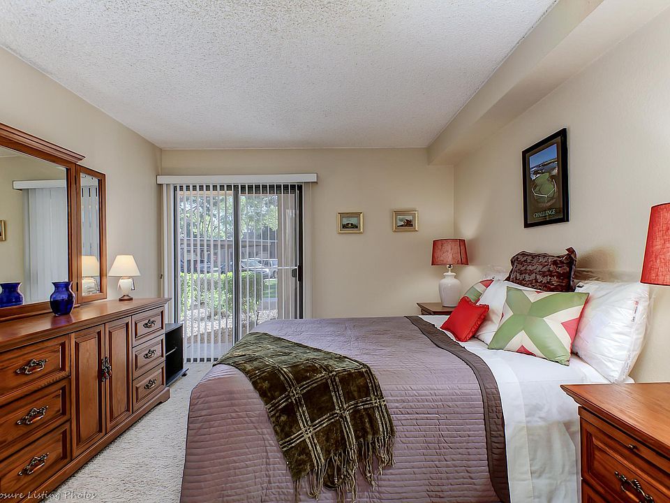 Bedroom - Queen Bed - Foam Mattress