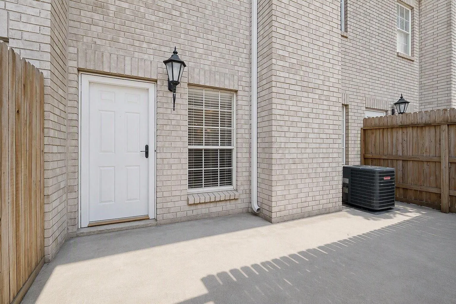 2 bed, 2.5 bath, 1640 sqft, $1,600 — Photo 2