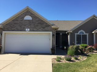 27 Inglewood Ln, Bloomington, IL