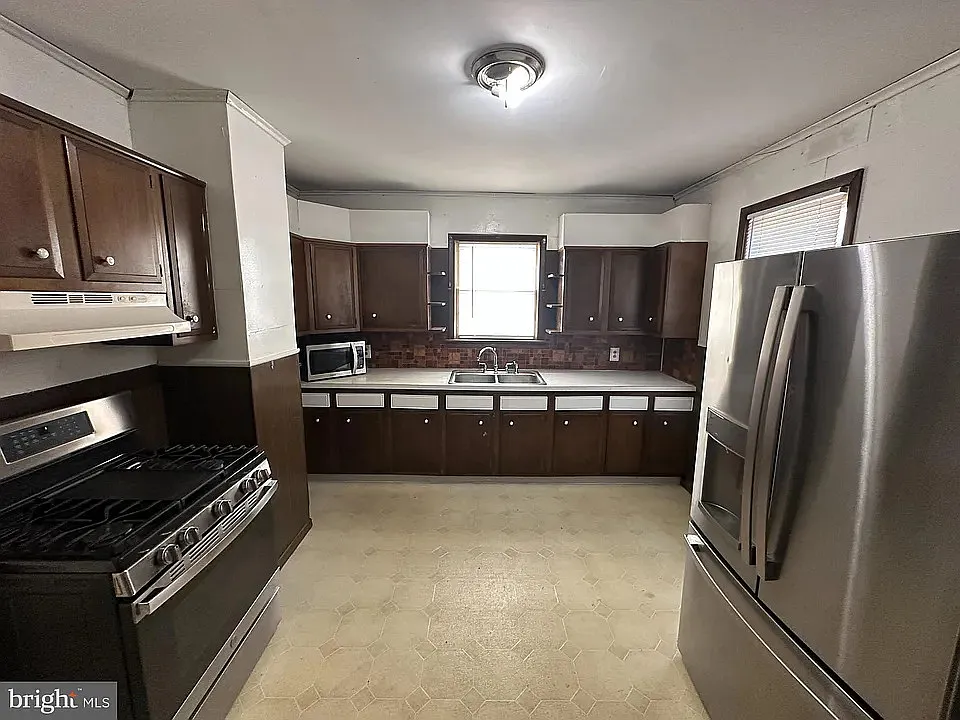 5 bed, 1.5 bath, 1630 sqft, $2,300 — Photo 2