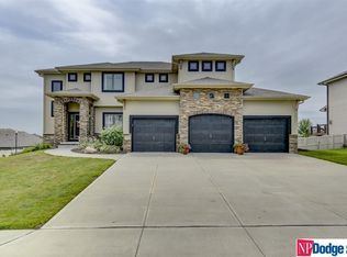 7507 Castle St, Papillion, NE 68046