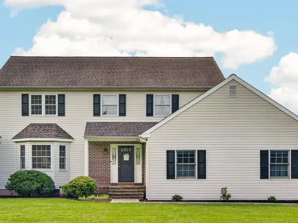 4 Moses Ln, Schwenksville, PA 19473