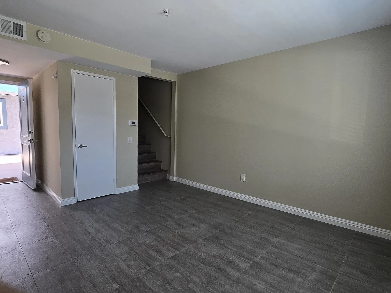 3 bed, 1200 sqft, $3,150 — Photo 2