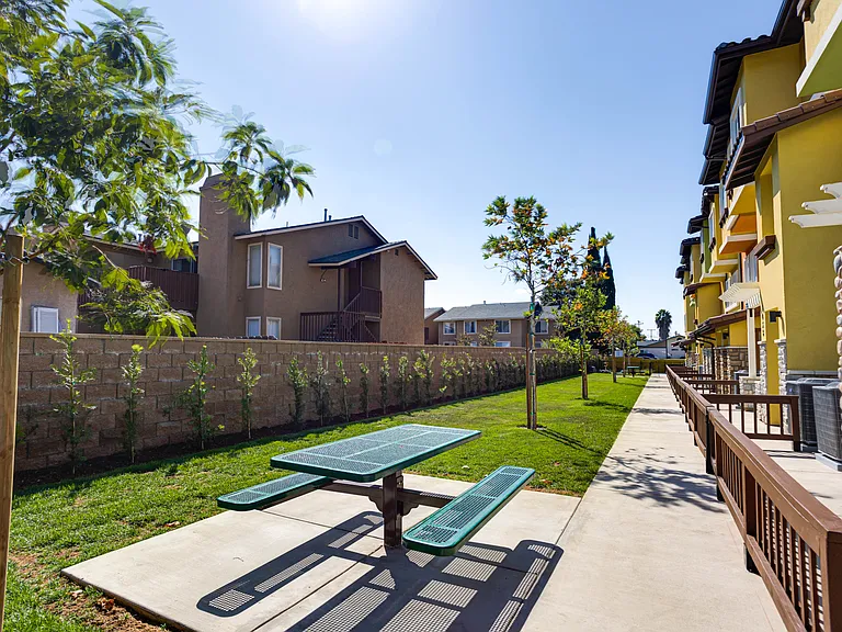 1036 S Mollison Ave — Photo 19