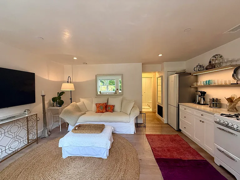 1703 Chapala St #B — Photo 13