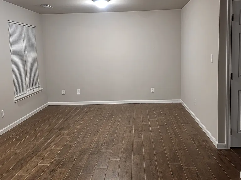 1215 Cliff Dr — Photo 4