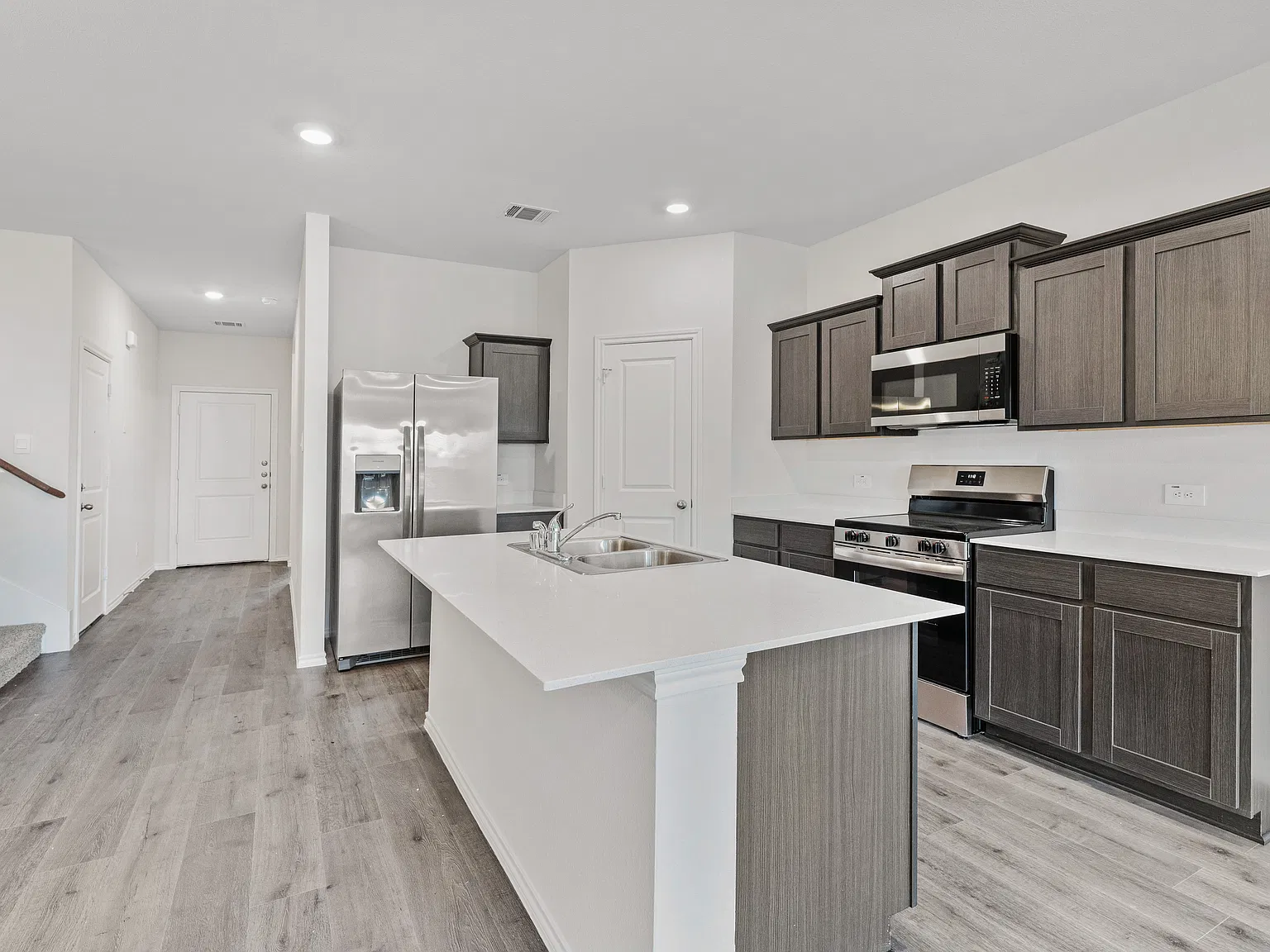 4 bed, 2309 sqft, $2,200 — Photo 3