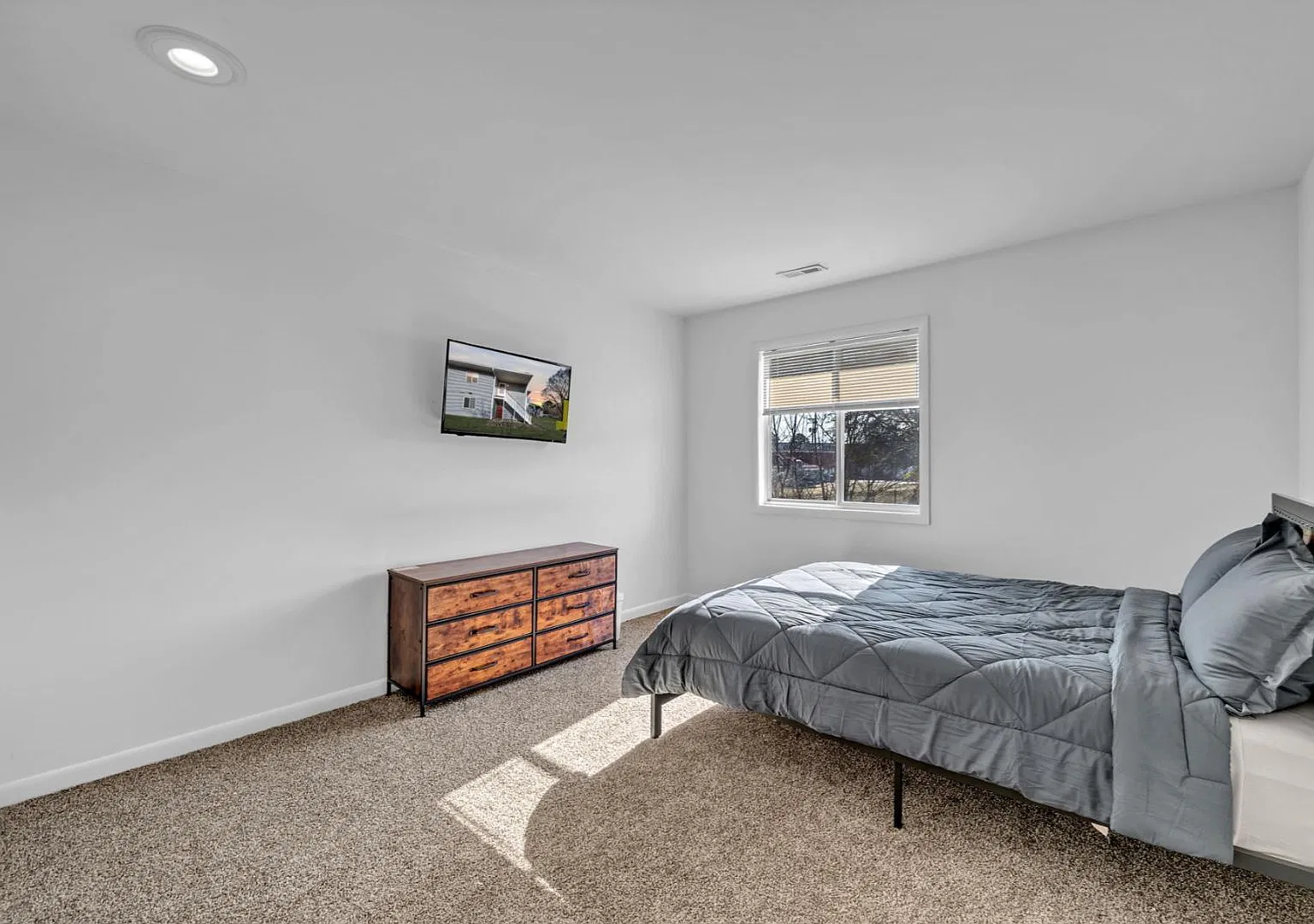 111 Roane Drive - Rm 1 — Photo 1