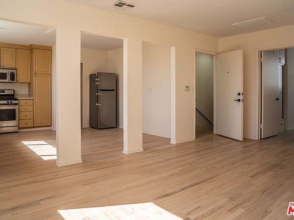 3rd image of 914 N Fairfax Ave #202