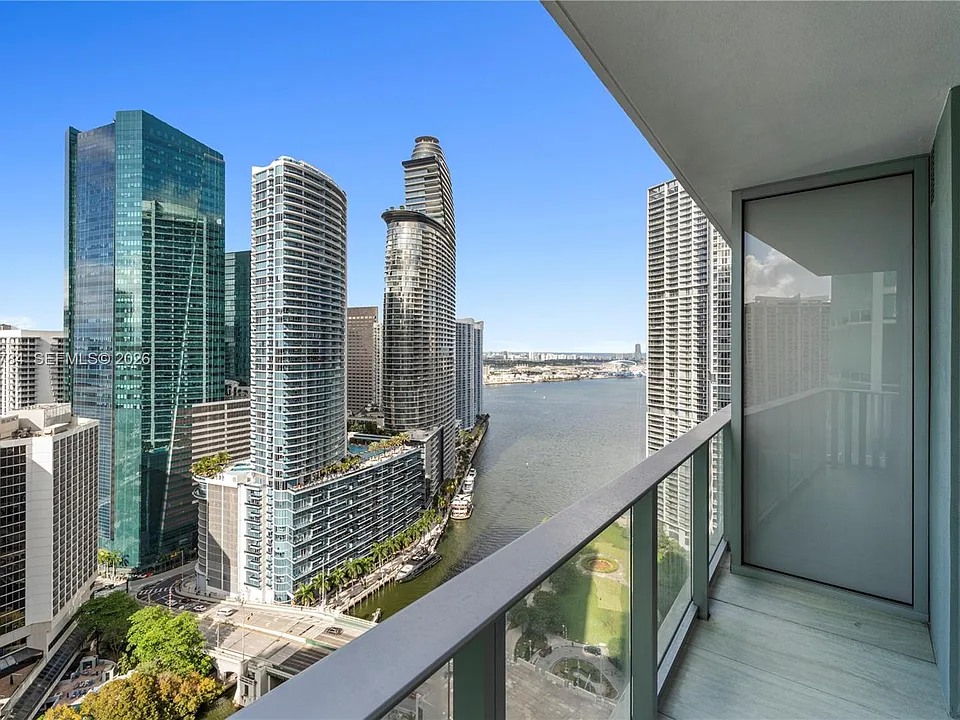 77 SE 5th St #3304
