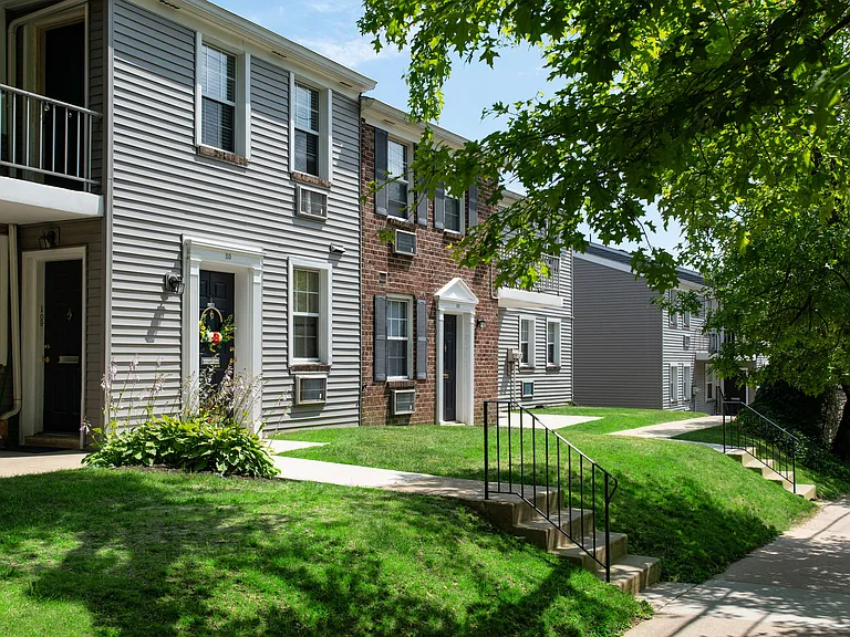 Chestnut Hill Village Apartments — Photo 25