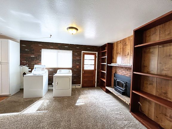 Bonus space, fireplace and laundry