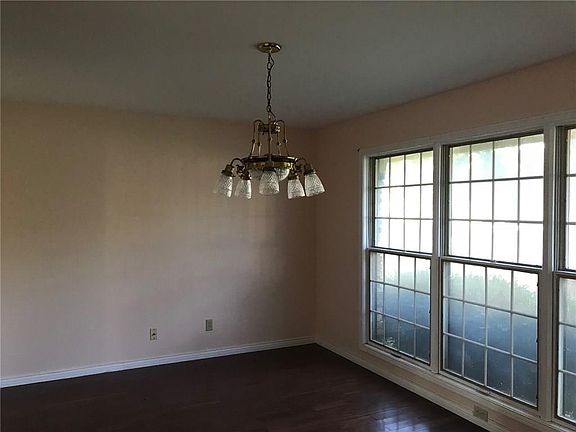 4th image of 405 E Mesquite St