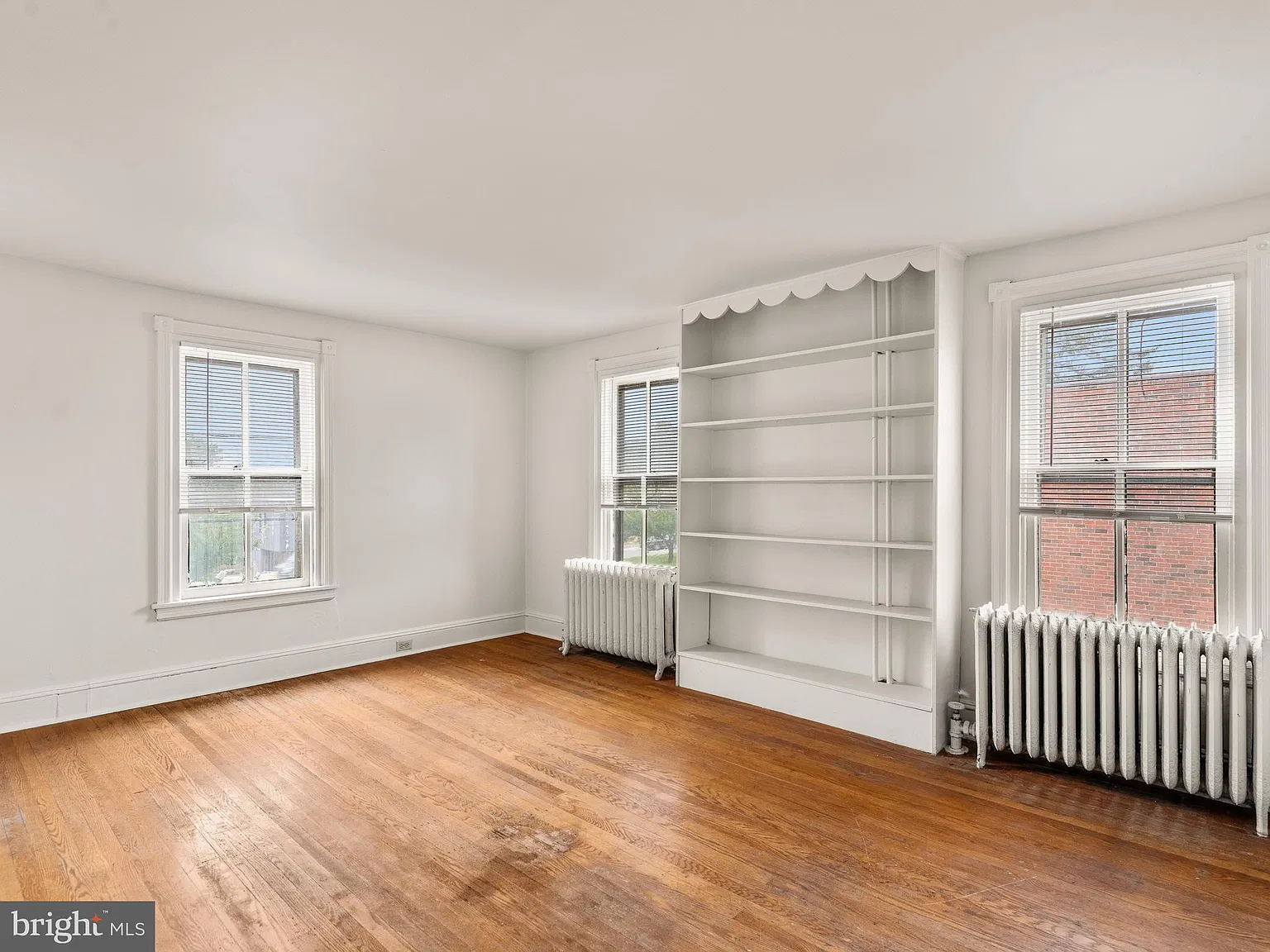 3 bed, 1.0 bath, 2437 sqft, $2,300 — Photo 3