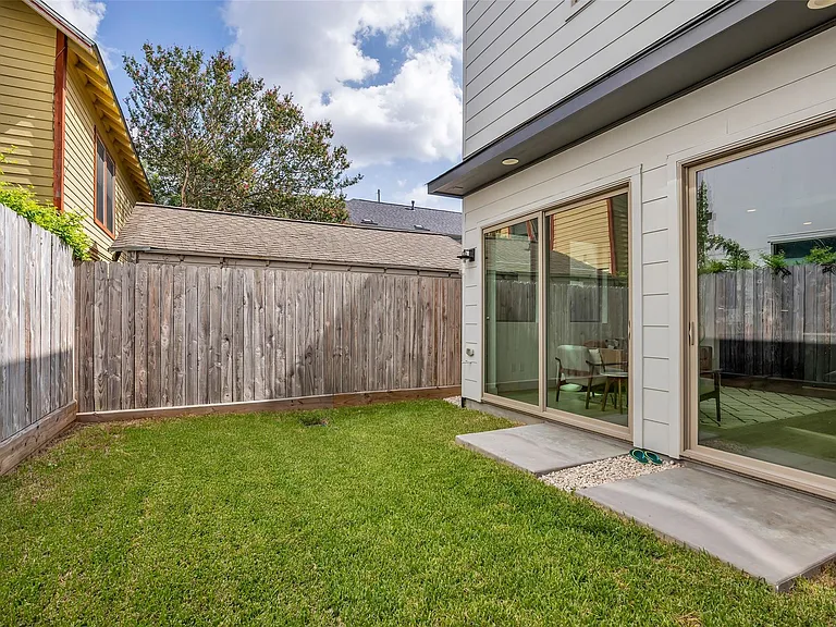 1724 Ridgewood St — Photo 35