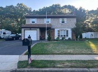 26 Fallen Leaf Rd, Holbrook, NY 11741