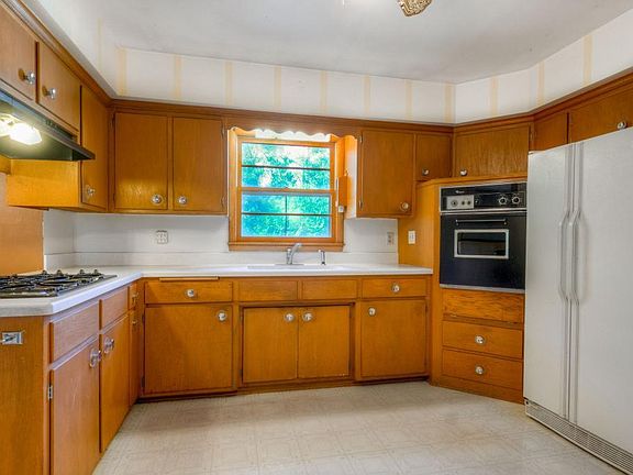 3rd image of 640 Manor Dr NE