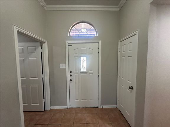 2nd image of 104 Silver Ridge Ln