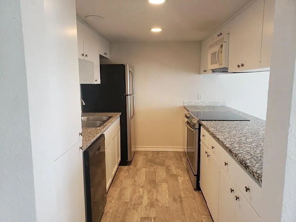 2 bed, 2.0 bath, 1218 sqft, $1,800 — Photo 3