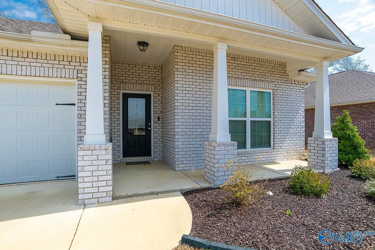 4 bed, 2.0 bath, 1965 sqft, $2,100 — Photo 3