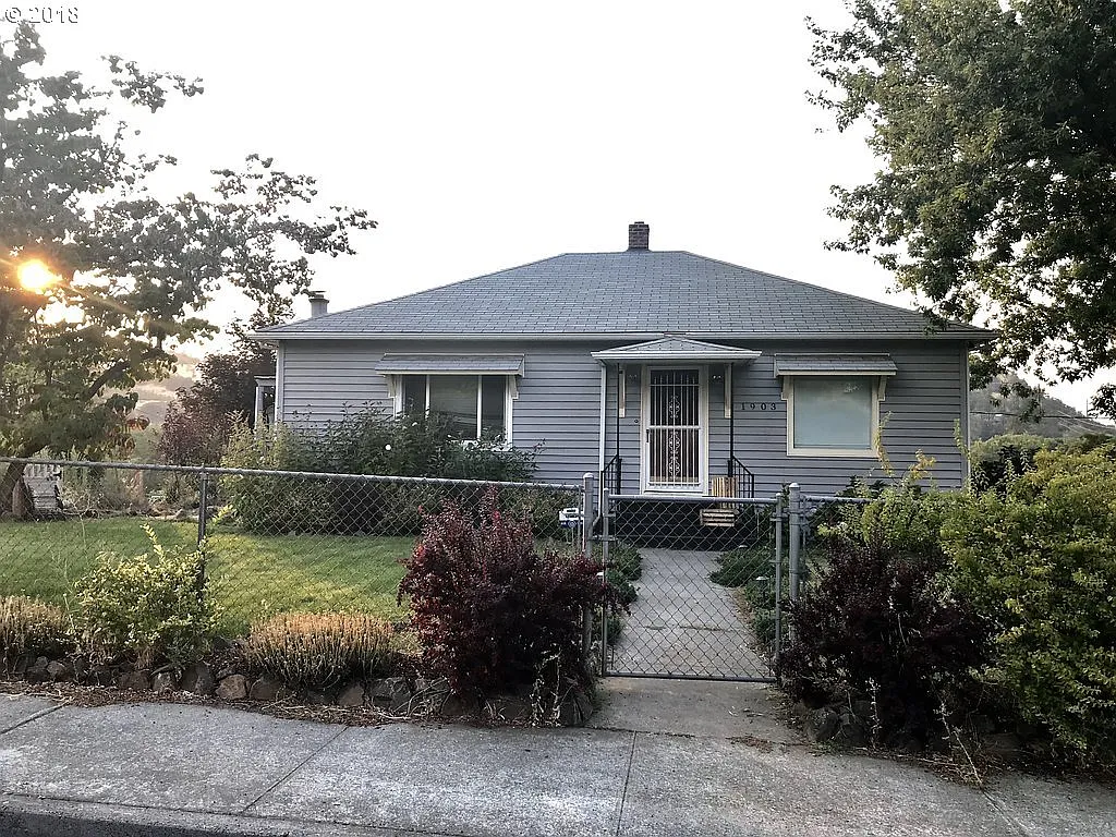 1903 Mount Hood St photo 1
