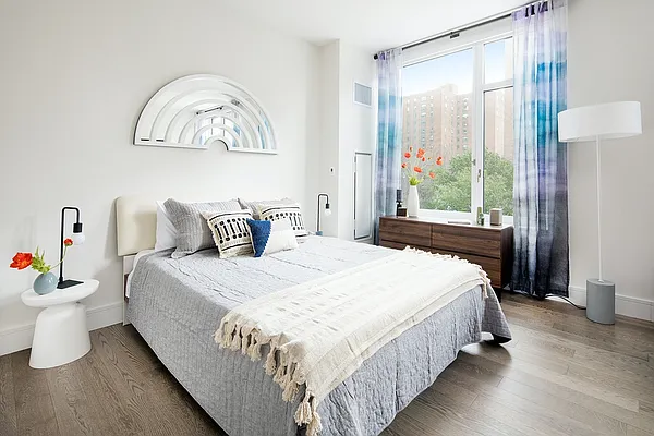 Rented by Extell Marketing Group LLC | media 1