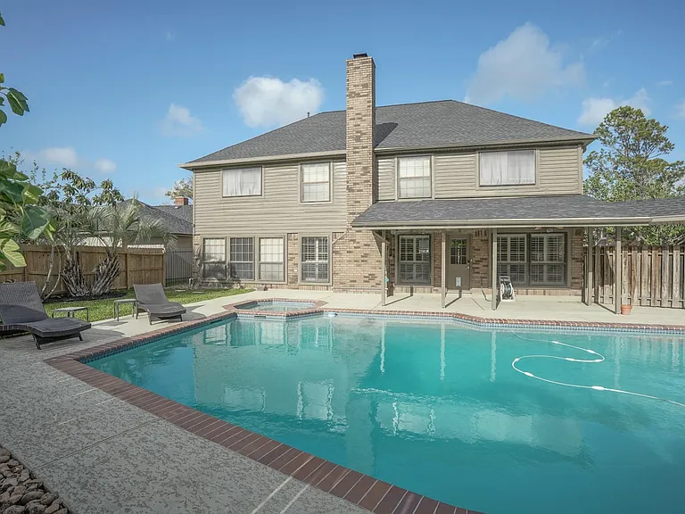 2108 Lakeway Dr — Photo 6