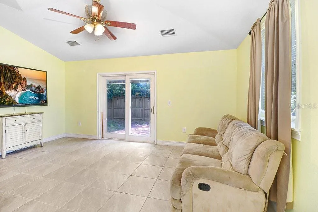 3 bed, 2.0 bath, 1377 sqft, $2,375 — Photo 4