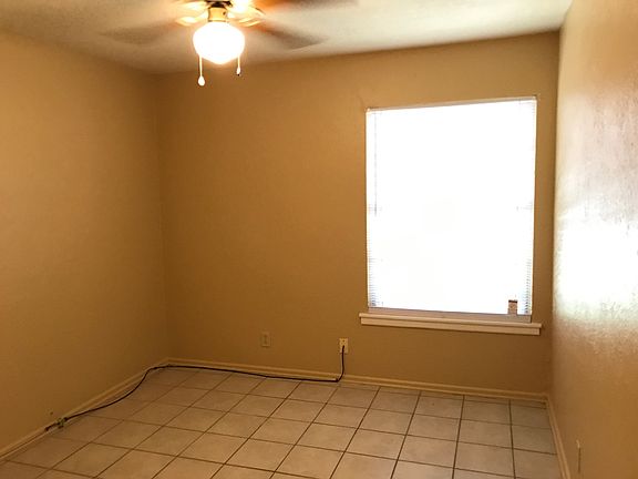 5th image of 726 John Lee St