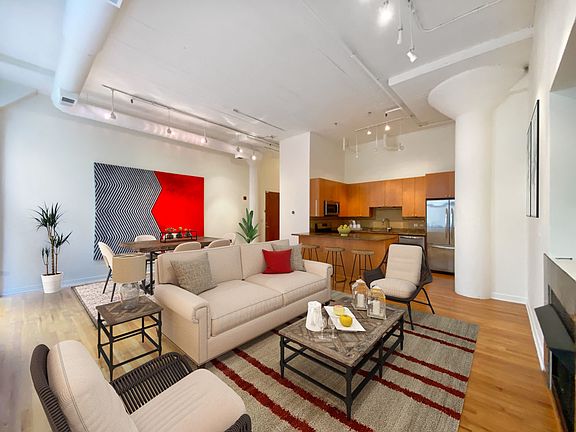 2nd image of 547 S Clark St APT 806