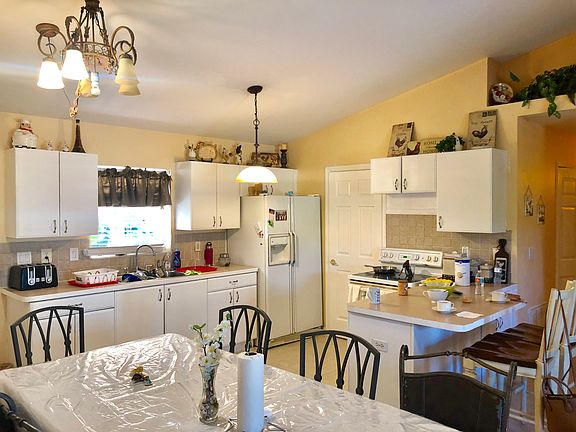 5th image of 27617 Pinecrest Ln