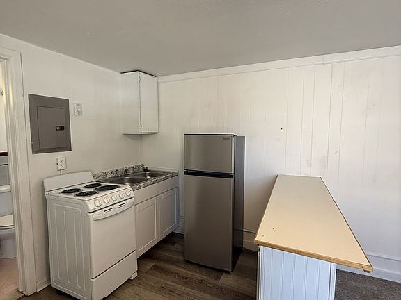4th image of 695 S Ash St APT 2