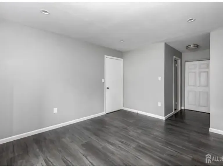42 Norwich Pl — Photo 6