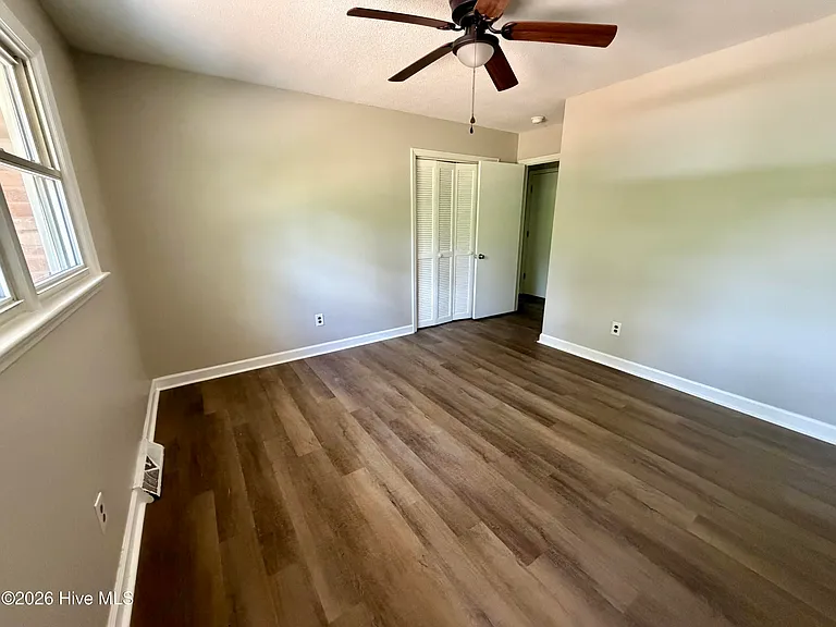 27 Vermont Ave — Photo 24