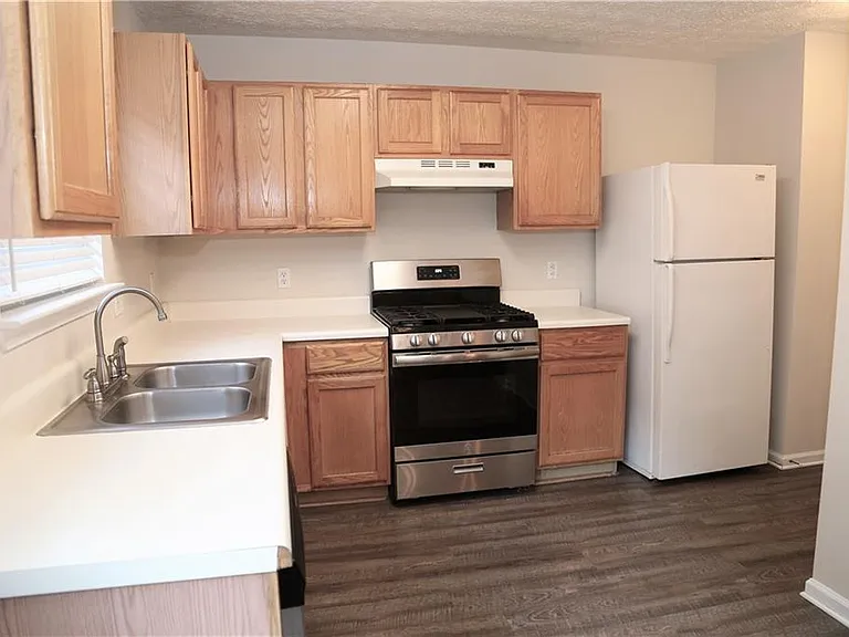 514 Carrington Ct — Photo 3