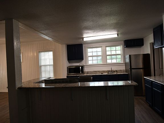 5th image of 1015 E Elm St